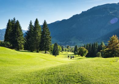 Spieler nimmt einen Ball auf, weil er glaubt, dies sei ein verirrter Ball. Stellt aber fest, dass dies sein Ball im Spiel war.